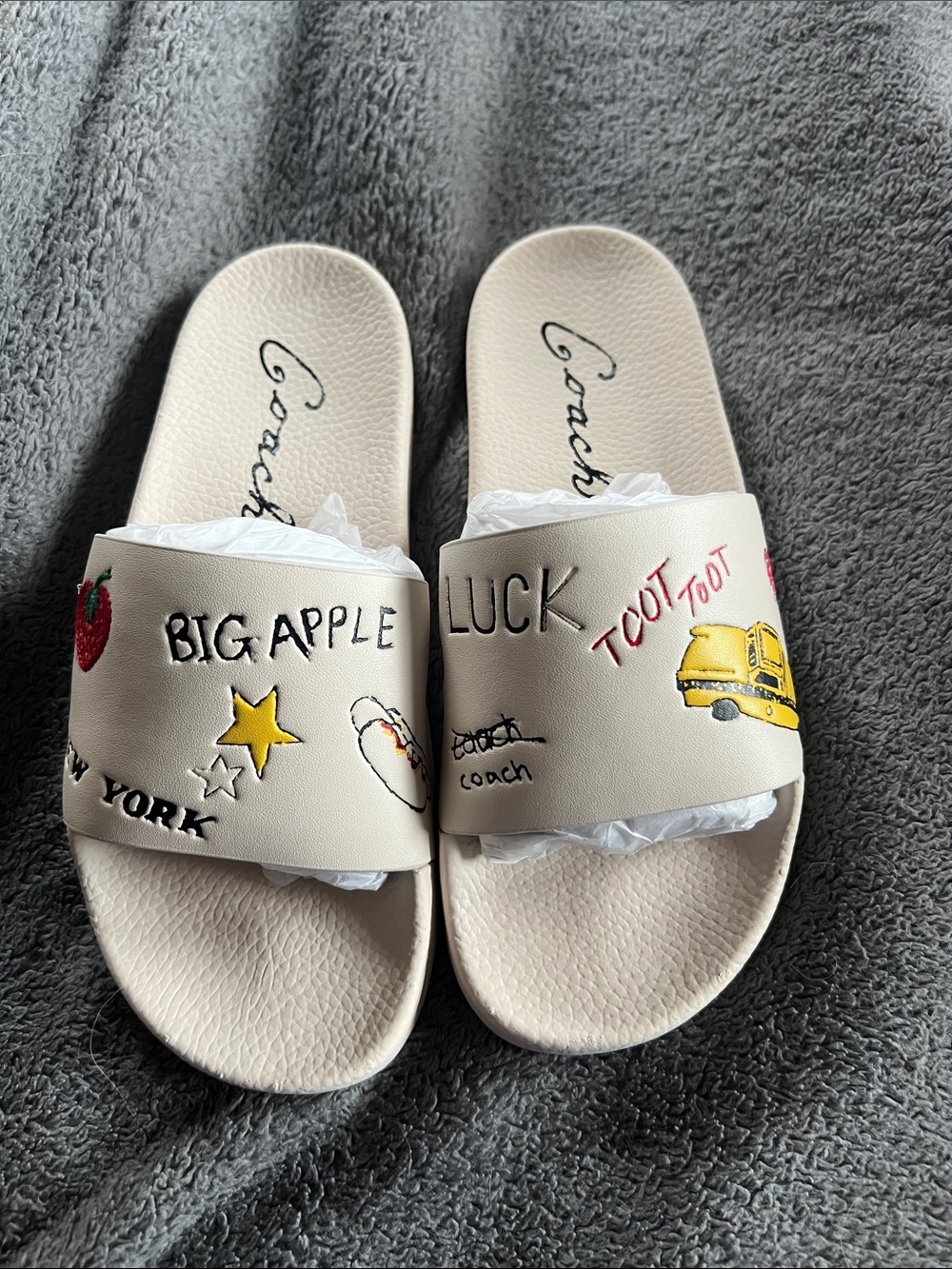 Coach Women’s Sz 7 Cream Slide Sandals w Embroidered Big Apple & Taxi Graphics